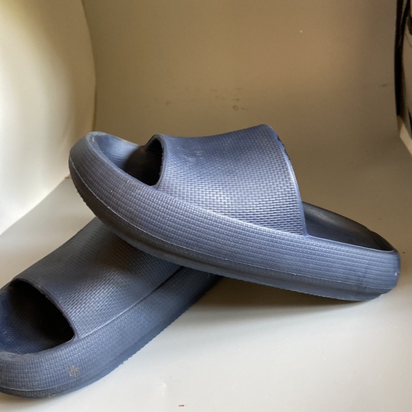 Child’s Soft plastic clogs perfect condition No scratches on toes or anywhere - Picture 2 of 4